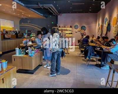 Peking, China, Chinesische Jugendliche im Starbucks Coffee Shop, im alten Stadtzentrum, Xicheng, Fangzhuanchang Hutong », Interieur Stockfoto