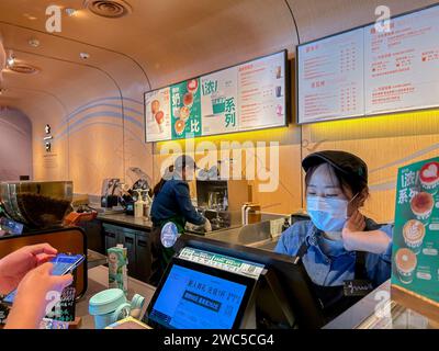 Peking, China, Chinesen, Frauen im Teenageralter, die arbeiten, im Starbucks Coffee Shop, in der Altstadt, Xicheng, 'Fangzhuanchang Hutong », Restaurant Stockfoto