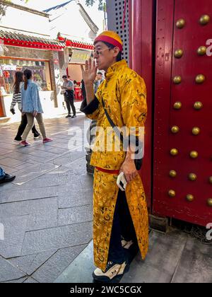 Peking, China, Chinesischer Mann in traditioneller Tracht, Verkauf von Restaurantmenschen im alten historischen Viertel, Altstadt, „Fangzhuanchang Hutong“, Stockfoto