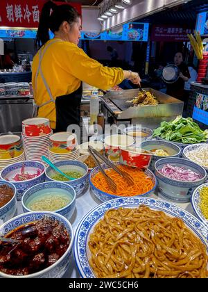 Peking, China, Chinesischer People Chef arbeitet im chinesischen Restaurant, im alten historischen Viertel, Altstadt, 'Fangzhuanchang Hutong', Stockfoto