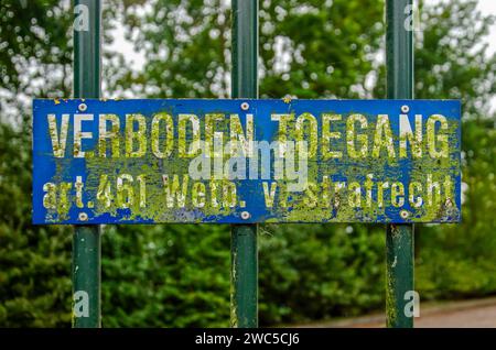 Woerden, Niederlande, 8. Oktober 2023: Zaun mit einem Schild, bedeckt mit Flechten, das auf Niederländisch die Einreise verbietet Stockfoto