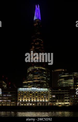 Schneemannbeleuchtung auf dem Shard, London, England. Das war Teil des Shard Lights 2023-Displays. Stockfoto