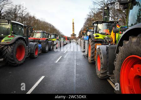 Berlin, Deutschland. 14. januar 2024. Bauern und Trucker protestieren am Brandenburger Tor gegen Subventionskürzungen. Quelle: Pmvfoto/Alamy Live News Stockfoto