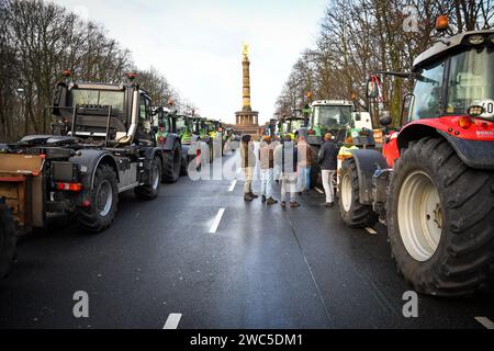 Berlin, Deutschland. 14. januar 2024. Bauern und Trucker protestieren am Brandenburger Tor gegen Subventionskürzungen. Quelle: Pmvfoto/Alamy Live News Stockfoto
