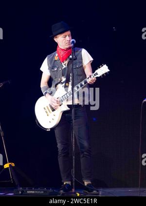 Anaheim, USA. Januar 2024. Tom Thacker von Sum 41 tritt am 13. Januar 2024 im Honda Center in Anaheim, CA, auf der Bühne im 2024 iHeartRadio Alter EGO auf. (Foto: Corine Solberg/SipaUSA) Credit: SIPA USA/Alamy Live News Stockfoto