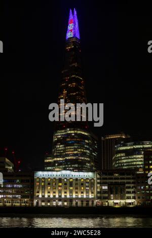 Schneemannbeleuchtung auf dem Shard, London, England. Das war Teil des Shard Lights 2023-Displays. Stockfoto