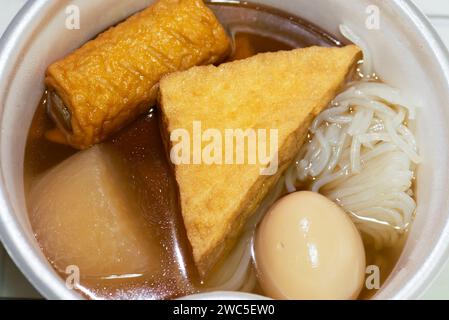 Oden: Japanische Wintergerichte, die in einer Styroporschale aus dem Minimarkt in Japan serviert werden. Nahaufnahme. Stockfoto