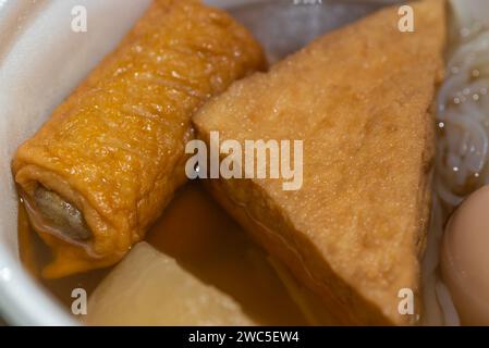 Oden: Japanische Wintergerichte, die in einer Styroporschale aus dem Minimarkt in Japan serviert werden. Nahaufnahme. Stockfoto