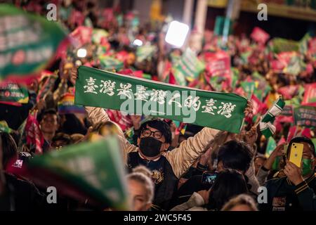 Ein Unterstützer hielt am Sonntagabend, den 13. Januar 2024, in Taipeh ein Banner mit der Aufschrift „Taiwanese besitzt Taiwan“. Lai Ching-te von der Demokratischen Progressiven Partei (DPP) gewann die Präsidentschaftswahlen in Taiwan 2024, wurde mit 40 % der Stimmen gewählt und wurde 16. Präsident. Die Einweihung von Lai findet am 20. Mai 2024 statt. Die Demokratische Progressive Party (DPP) hielt am Sonntagabend, dem 13. Januar 2024, eine massive Kundgebung ab, als Anhänger auf das Wahlergebnis warteten und feierten. (Foto von Alex Chan Stockfoto