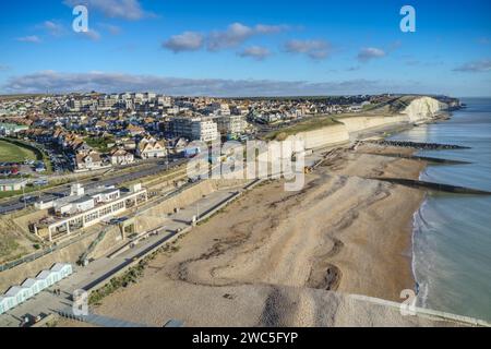 Aus der Vogelperspektive der White Chalk Cliffs in Saltdean in East Sussex, Richtung Westen in Richtung Peacehaven entlang des Unterkliff Walks. Stockfoto