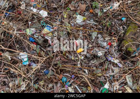 London, UK. 13. Januar 2024. Mehr als 70 Freiwillige aus der lokalen Gemeinde unternahmen heldenhafte Anstrengungen, um die enorme Menge an Müll-Verschmutzung zu bekämpfen, die sich zeigte, als das Reservoir für Canal & Rivers Trust entleert wurde, um wichtige Instandhaltungsarbeiten am Brent Reservoir (Welsh Harp) Site of Special Scientific Interest (SSSI) durchzuführen. Mindestens 200 Müllsäcke (ca. 6/7 Tonnen) Einstreu, einschließlich Getränkeflaschen und -Dosen, Süßverpackungen, Feuchttücher, Reifen, Kunststoffkegel, Stühle, Waffen und ein kleiner Kühlschrank wurden in nur vier Stunden gesammelt. Quelle: amanda Rose/Alamy Live News Stockfoto