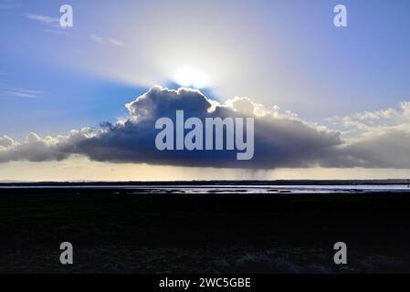 Rund um Großbritannien - Wolken an der Küste von Lytham, Lancashire, Neujahrstag 2024 Stockfoto