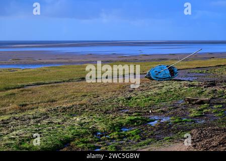 Rund um Großbritannien - verlassene Yacht an der Küste von Lytham, Lancashire, Neujahrstag 2024 Stockfoto