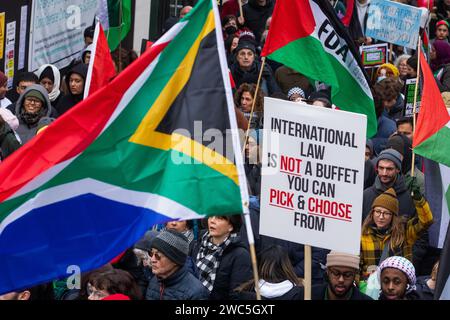 London, Großbritannien. Januar 2024. Pro-palästinensische Demonstranten mit palästinensischen und südafrikanischen Flaggen nehmen an einem Globalen Aktionstag Teil, um einen sofortigen Waffenstillstand in Gaza zu fordern. Der marsch von London nach Westminster wurde von der Palästinensischen Solidaritätskampagne, der Stop the war Coalition, den Friends of Al-Aqsa, der Muslimischen Vereinigung Großbritanniens, dem Palästinensischen Forum in Großbritannien und der CND organisiert. Quelle: Mark Kerrison/Alamy Live News Stockfoto