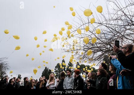 Jerusalem, Israel. Januar 2024. Studenten der Hebräischen Universität auf dem Givat RAM Campus veranstalteten 100 Tage Gefangenschaft für die verbleibenden 136 israelischen Geiseln in den Händen der Hamas im Gazastreifen als eines der zahlreichen Veranstaltungen im ganzen Land. Unter Berufung auf zwei Themen, 100 Days in Hell und Bring Them Now, treten protestierende Studenten der Histadrut Workers' union bei, die einen 100-minütigen nationalen Streik ankündigte, und vielen anderen Organisationen zur Unterstützung der Geiseln und ihrer Familien bei. Quelle: Nir Alon/Alamy Live News Stockfoto