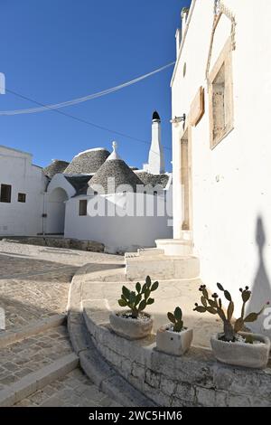 Blick auf eine kleine Gasse mit Trullihäusern in Alberobello, Apulien - Italien Stockfoto