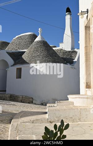 Blick auf eine kleine Gasse mit Trullihäusern in Alberobello, Apulien - Italien Stockfoto