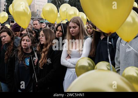 Jerusalem, Israel. Januar 2024. Studenten der Hebräischen Universität auf dem Givat RAM Campus veranstalteten 100 Tage Gefangenschaft für die verbleibenden 136 israelischen Geiseln in den Händen der Hamas im Gazastreifen als eines der zahlreichen Veranstaltungen im ganzen Land. Unter Berufung auf zwei Themen, 100 Days in Hell und Bring Them Now, treten protestierende Studenten der Histadrut Workers' union bei, die einen 100-minütigen nationalen Streik ankündigte, und vielen anderen Organisationen zur Unterstützung der Geiseln und ihrer Familien bei. Quelle: Nir Alon/Alamy Live News Stockfoto