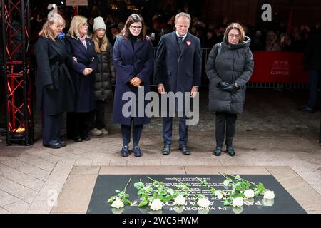 Der Bürgermeister von Danzig Aleksandra Dulkiewicz, Premierminister Donald Tusk und Malgorzata Kidawa-Blonska werden während des 5. Jahrestages seiner Ermordung in Danzig auf der Gedenktafel zum Gedenken an den ermordeten Pawel Adamowicz gesehen. Die Hauptereignis zum 5. Jahrestag des tragischen Todes des Bürgermeisters von GDA?SK fand statt. Tausende von Menschen nahmen Teil, darunter zahlreiche Politiker und lokale Regierungsbeamte. Premierminister Tusk sagte: "Pawe?, ich verspreche Ihnen, und ich glaube, ich kann im Namen von uns allen sprechen, dass wir nicht ruhen werden, bis wir sicher sind, dass Polen, der Poli Stockfoto