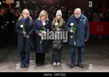 Antonina Adamowicz, Magdalena Adamowicz, Teresa Adamowicz, Piotr Adamowicz werden während des 5. Jahrestages seiner Ermordung in Danzig auf der Gedenktafel zum Gedenken an das ermordete Pawel Adamowicz gesehen. Die Hauptereignis zum 5. Jahrestag des tragischen Todes des Bürgermeisters von GDA?SK fand statt. Tausende von Menschen nahmen Teil, darunter zahlreiche Politiker und lokale Regierungsbeamte. Premierminister Tusk sagte: "Pawe?", ich verspreche Ihnen, und ich glaube, ich kann im Namen von uns allen sprechen, dass wir nicht ruhen werden, bis wir sicher sind, dass Polen, die polnische Nation, aus Polen kommen wird Stockfoto