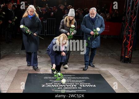 Antonina Adamowicz, Magdalena Adamowicz, Teresa Adamowicz, Piotr Adamowicz werden während des 5. Jahrestages seiner Ermordung in Danzig auf der Gedenktafel zum Gedenken an das ermordete Pawel Adamowicz gesehen. Die Hauptereignis zum 5. Jahrestag des tragischen Todes des Bürgermeisters von GDA?SK fand statt. Tausende von Menschen nahmen Teil, darunter zahlreiche Politiker und lokale Regierungsbeamte. Premierminister Tusk sagte: "Pawe?", ich verspreche Ihnen, und ich glaube, ich kann im Namen von uns allen sprechen, dass wir nicht ruhen werden, bis wir sicher sind, dass Polen, die polnische Nation, aus Polen kommen wird Stockfoto