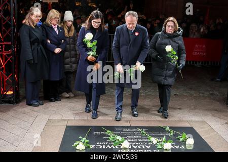 Der Bürgermeister von Danzig Aleksandra Dulkiewicz, Premierminister Donald Tusk, Malgorzata Kidawa-Blonska, Antonina Adamowicz, Magdalena Adamowicz, Teresa Adamowicz werden während des 5. Jahrestages seiner Ermordung in Danzig Blumen auf der Gedenktafel zum Gedenken an das ermordete Pawel Adamowicz gelegt. Die Hauptereignis zum 5. Jahrestag des tragischen Todes des Bürgermeisters von GDA?SK fand statt. Tausende von Menschen nahmen Teil, darunter zahlreiche Politiker und lokale Regierungsbeamte. Premierminister Tusk sagte: "Pawe?, ich verspreche Ihnen, und ich glaube, ich kann im Namen von uns allen sprechen, dass wir das tun werden Stockfoto