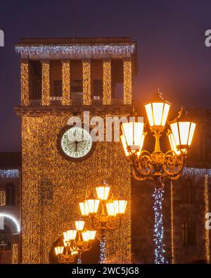 Weihnachtsdekoration auf dem Platz der Republik in Jerewan. Armenien Stockfoto