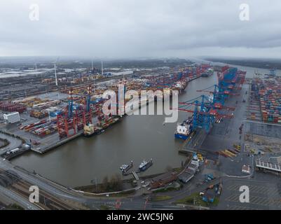 Hamburg, Deutschland, 30. Dezember 2023: Hamburger Containerterminal. Seehafen an der Elbe in Hamburg, 110 Kilometer von seiner Mündung entfernt auf der Elbe Stockfoto