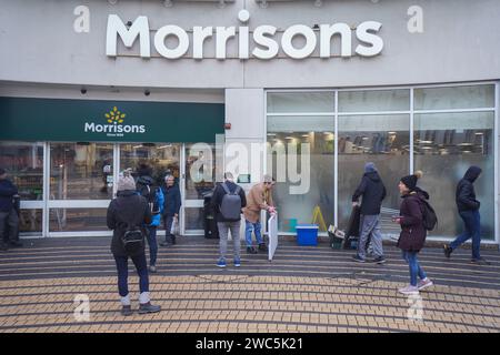 London, Großbritannien. 14. Januar 2024. . Einkäufer in einer lokalen Filiale von Morrisons in Wimbledon, Südwest-London. In einigen Filialen von Morrisons wurde ein Sicherheitssystem namens Safer Pod S1s-Roboter installiert, für den Fall, dass jemand versucht, eine Sirene zu stehlen, wird das Personal alarmieren. Kunden haben sich über das neue System beschwert und fühlen sich wie Kriminelle. Quelle: amer Gazzal/Alamy Live News Stockfoto