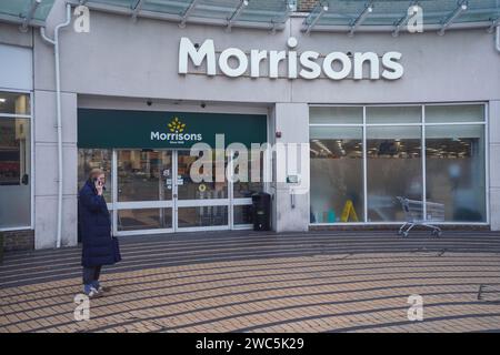 London, Großbritannien. 14. Januar 2024. . Einkäufer in einer lokalen Filiale von Morrisons in Wimbledon, Südwest-London. In einigen Filialen von Morrisons wurde ein Sicherheitssystem namens Safer Pod S1s-Roboter installiert, für den Fall, dass jemand versucht, eine Sirene zu stehlen, wird das Personal alarmieren. Kunden haben sich über das neue System beschwert und fühlen sich wie Kriminelle. Quelle: amer Gazzal/Alamy Live News Stockfoto