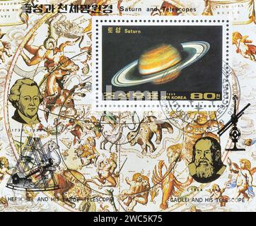 Souvenirbogen mit abgestempelter Briefmarke von Nordkorea, die Saturn zeigt, um 1989. Stockfoto