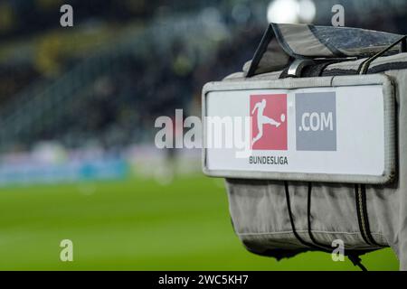 TV-Kamera mit Bundesliga-Logo, DE, SV Darmstadt 98 vs. Borussia Dortmund, Fussball, Bundesliga, 17. Spieltag, Saison 2023/24, 13.01.2024 DFL-VORSCHRIFTEN VERBIETEN JEDE VERWENDUNG VON FOTOGRAFIEN ALS BILDSEQUENZEN UND/ODER QUASI-VIDEO Foto: Eibner-Pressefoto/Florian Wiegand Stockfoto