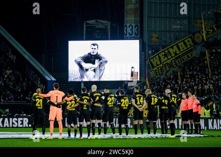 Schweigeminute für Franz Beckenbauer, GER, SV Darmstadt 98 gegen Borussia Dortmund, Fussball, Bundesliga, 17. Spieltag, Saison 2023/24, 13.01.2024 DFL-VORSCHRIFTEN VERBIETEN JEDE VERWENDUNG VON FOTOGRAFIEN ALS BILDSEQUENZEN UND/ODER QUASI-VIDEO Foto: Eibner-Pressefoto/Florian Wiegand Stockfoto