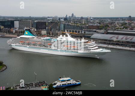 Das MV Artania Kreuzfahrtschiff verlässt Amsterdam. Sie wurde in Helsinki erbaut und 1984 ins Leben gerufen und erhielt zuvor den Namen Royal Princess and Artemis. Stockfoto