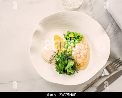 Aspik oder Kholodets. Geräucherter Karpfenaspik serviert mit Gemüse und Hechtkaviar. Weißes Hühnerfleisch oder Fisch in Aspik mit Gemüse. Leckerer Fisch oder Fleisch in Gelatine. Draufsicht. Köstliches Essen Hintergrund Stockfoto