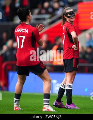 Ella Toone (rechts) von Manchester United feiert das erste Tor ihrer Mannschaft während des Spiels der vierten Runde des Adobe Women's FA Cup im Leigh Sports Village Stadium in Manchester. Bilddatum: Sonntag, 14. Januar 2024. Stockfoto