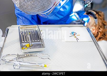 Zahnärztliche Instrumente zum Füllen und behandeln von Zähnen auf hellem Hintergrund Stockfoto