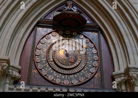 Das innere Zifferblatt der astronomischen Uhr, das bis 1325 datiert ist, stammt vermutlich von Peter Lightfoot, Wells Cathedral, Somerset, England, Großbritannien Stockfoto