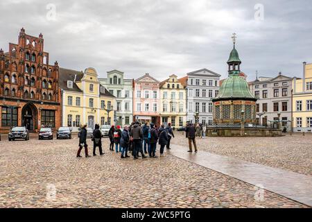 Wasserkunst Wismar - 31.12.2023: Symbol: Wahrzeichen - die Wasserkunst auf dem Marktplatz in Wismar ist ein pavillonartiges Laufbrunnenbauwerk. Es wurde von 1579 bis 1602 nach Plänen des Utrechter Baumeisters Philipp Brandin im niederländischen Renaissance Stil erbaut. Die Wasserkunst diente bis 1897 zur Trinkwasserversorgung der Hansestadt. 31.12.2023 Wismar am Markt Mecklenburg-Vorpommern Deutschland *** Wasserkunst Wismar 31 12 2023 Symbol die Wasserkunst auf dem Wismarer Marktplatz ist ein pavillonartiger Springbrunnen, der von 1579 bis 1602 nach Plänen der Utrecht erbaut wurde Stockfoto