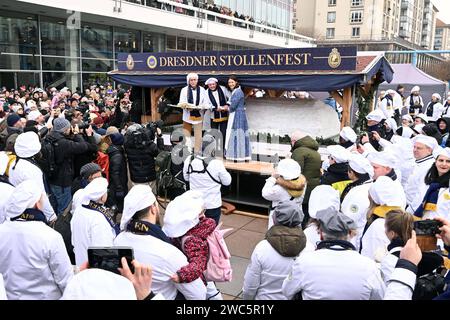 GER Sachsen Dresden Stollenfest - Anschnitt des Riesenstollens vor dem Kulturpalast durch das Stollenmädchen Nelly Köhlerund Bäckermeister Andreas Wippler und Bäckermeister Rudi Maas bzw. Verkosten durch Abgeordnete Ministerpräsident Michael Kretschmer und Verteilen der Stollenstücken an Dresdner und Touristen - vorher gab es einen Umzug der Bäckerinnung mit 500 Teilnehmern und n 20 Umzugsbilder und dem 1860 Kilo schweren, 276 Zntimeter langen 139 cm breiten und 87 hoher Riesenstollen durch die historische Innenstadt - 60 000 Besucher feierten gemeinsam mit der Bäckerinnung die gelungene kulinarische Stockfoto