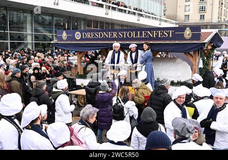 GER Sachsen Dresden Stollenfest - Anschnitt des Riesenstollens vor dem Kulturpalast durch das Stollenmädchen Nelly Köhlerund Bäckermeister Andreas Wippler und Bäckermeister Rudi Maas bzw. Verkosten durch Abgeordnete Ministerpräsident Michael Kretschmer und Verteilen der Stollenstücken an Dresdner und Touristen - vorher gab es einen Umzug der Bäckerinnung mit 500 Teilnehmern und n 20 Umzugsbilder und dem 1860 Kilo schweren, 276 Zntimeter langen 139 cm breiten und 87 hoher Riesenstollen durch die historische Innenstadt - 60 000 Besucher feierten gemeinsam mit der Bäckerinnung die gelungene kulinarische Stockfoto