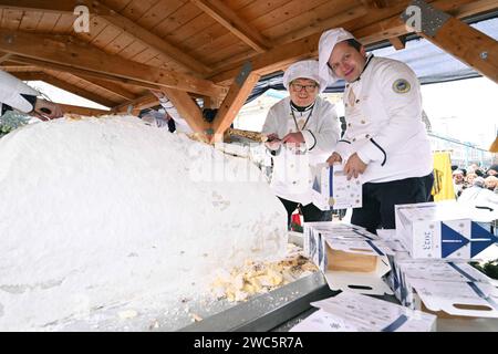 GER Sachsen Dresden Stollenfest - Anschnitt des Riesenstollens vor dem Kulturpalast durch das Stollenmädchen Nelly Köhlerund Bäckermeister Andreas Wippler und Bäckermeister Rudi Maas bzw. Verkosten durch Abgeordnete Ministerpräsident Michael Kretschmer und Verteilen der Stollenstücken an Dresdner und Touristen - vorher gab es einen Umzug der Bäckerinnung mit 500 Teilnehmern und n 20 Umzugsbilder und dem 1860 Kilo schweren, 276 Zntimeter langen 139 cm breiten und 87 hoher Riesenstollen durch die historische Innenstadt - 60 000 Besucher feierten gemeinsam mit der Bäckerinnung die gelungene kulinarische Stockfoto