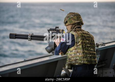 MITTELMEER - 22. Februar 2022 - Aktenbild eines Seemanns auf der HMS Diamond im Mittelmeer, der ein 7,62 mm M134 Minigum ab dem dezember des Schiffes abfeuert Stockfoto