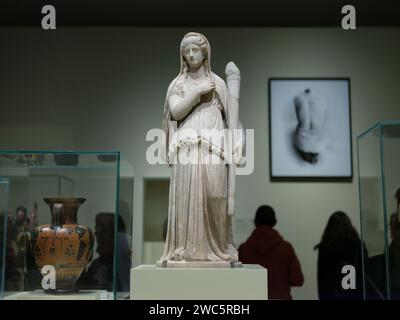 Blick auf die Ausstellung von VEREHRTEN UND GEFÜRCHTETEN. WEIBLICHE MACHT IN KUNST UND GLAUBEN beim CaixaForum in Madrid. Januar 2024 Spanien Stockfoto