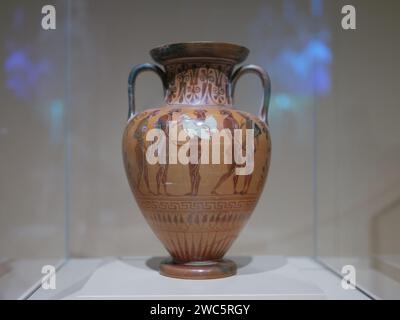 Blick auf die Ausstellung von VEREHRTEN UND GEFÜRCHTETEN. WEIBLICHE MACHT IN KUNST UND GLAUBEN beim CaixaForum in Madrid. Januar 2024 Spanien Stockfoto