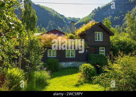 Ein malerisches, zweistöckiges Haus mit einem begrünten Dach im beliebten Touristenziel Geiranger, Norwegen. Stockfoto