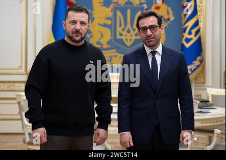 Kiew, Ukraine. Januar 2024. Der ukrainische Präsident Wolodymyr Zelenskyj, links, begrüßt den neuen französischen Minister für Europa und Auswärtige Angelegenheiten, Stephane Sejourne, rechts, bei der Ankunft zu bilateralen Gesprächen im Mariinskyi-Palast am 13. Januar 2024 in Kiew, Ukraine. Kredit: Ukrainischer Ratsvorsitz/Pressestelle Des Ukrainischen Präsidenten/Alamy Live News Stockfoto