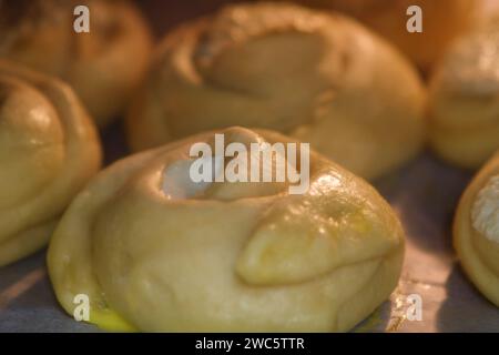 Der Prozess der Zubereitung von Brötchen mit Hüttenkäse im Ofen Stockfoto