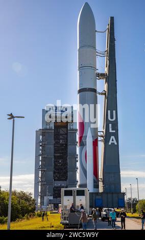 CAPE CANAVERAL, FLORIDA, USA - 05. Januar 2024 - die Vulcan-Rakete der United Launch Alliance mit dem Peregrine-Mondlander von Astrobotic wird ausgerollt Stockfoto