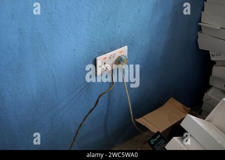 Extrem schlechte elektrische Praxis mit Drähten in eine Steckdose in Bo, Sierra Leone, Afrika. Stockfoto